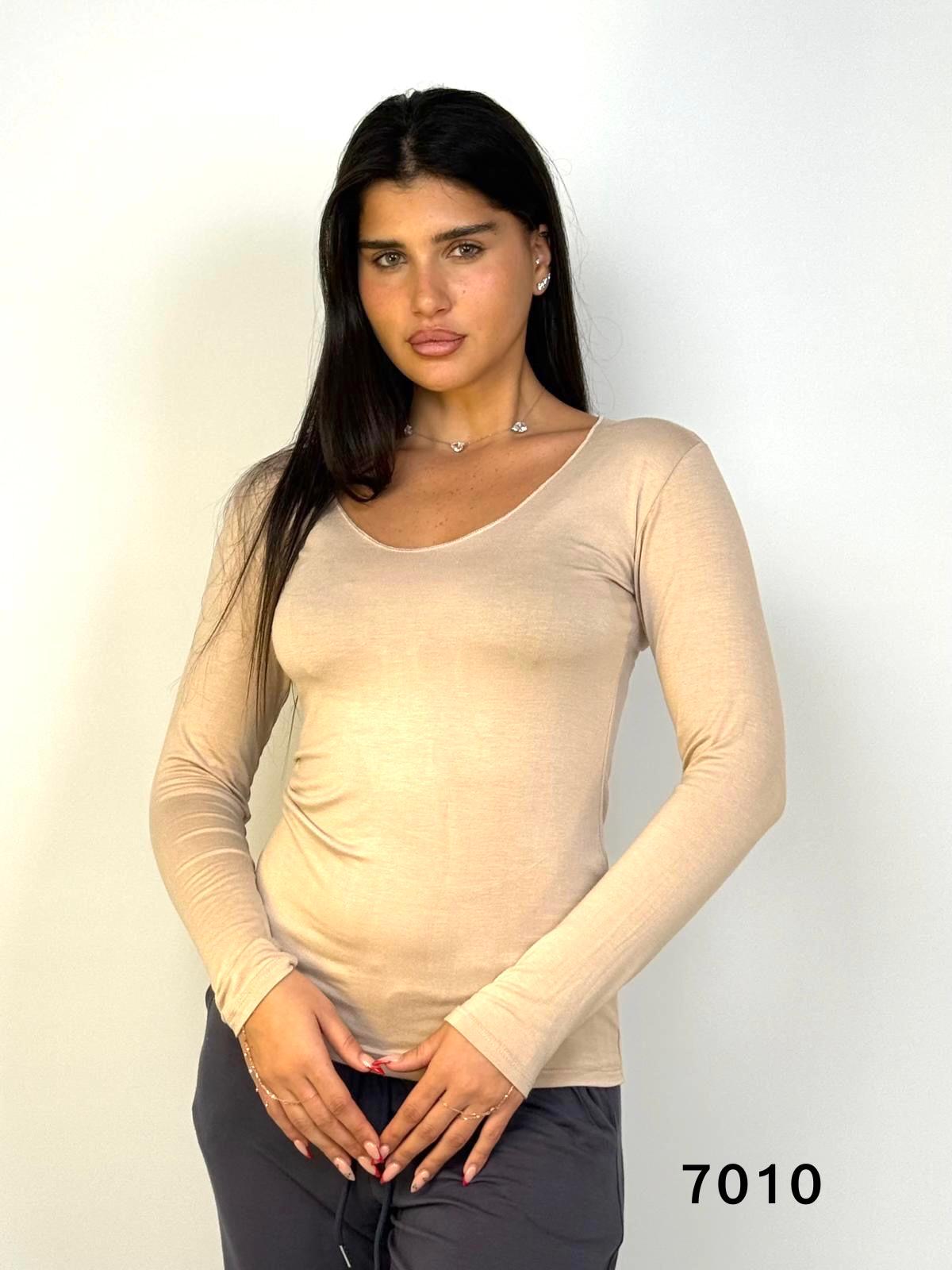 דגם 7010: וי אוברלוק שרוול ארוך