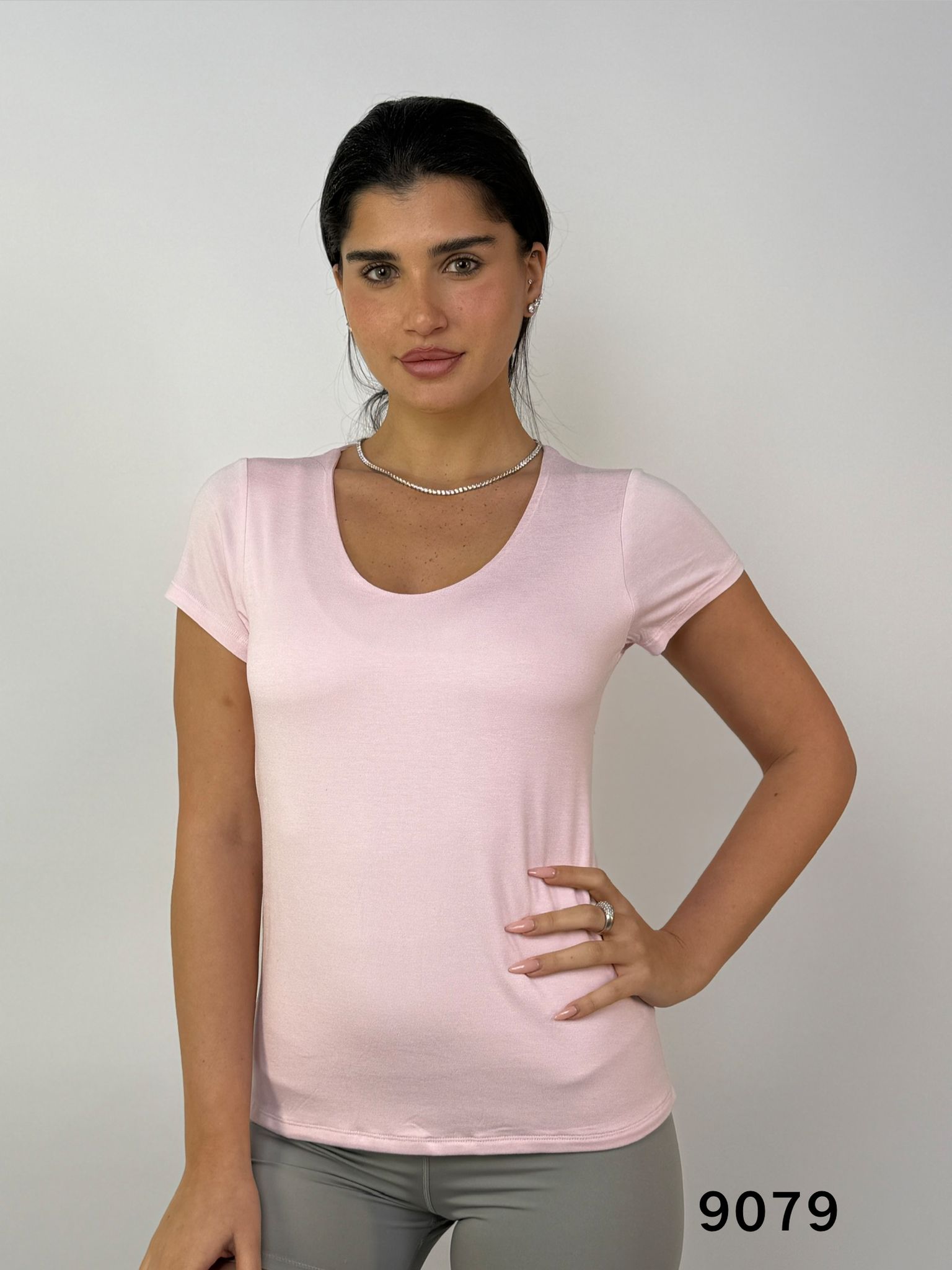 דגם 9079: חולצת נשים וי פרונט כפול שרוול קצר